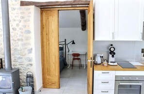 Kjøleskap, mikrobølgeovn, ovn og kokeplater