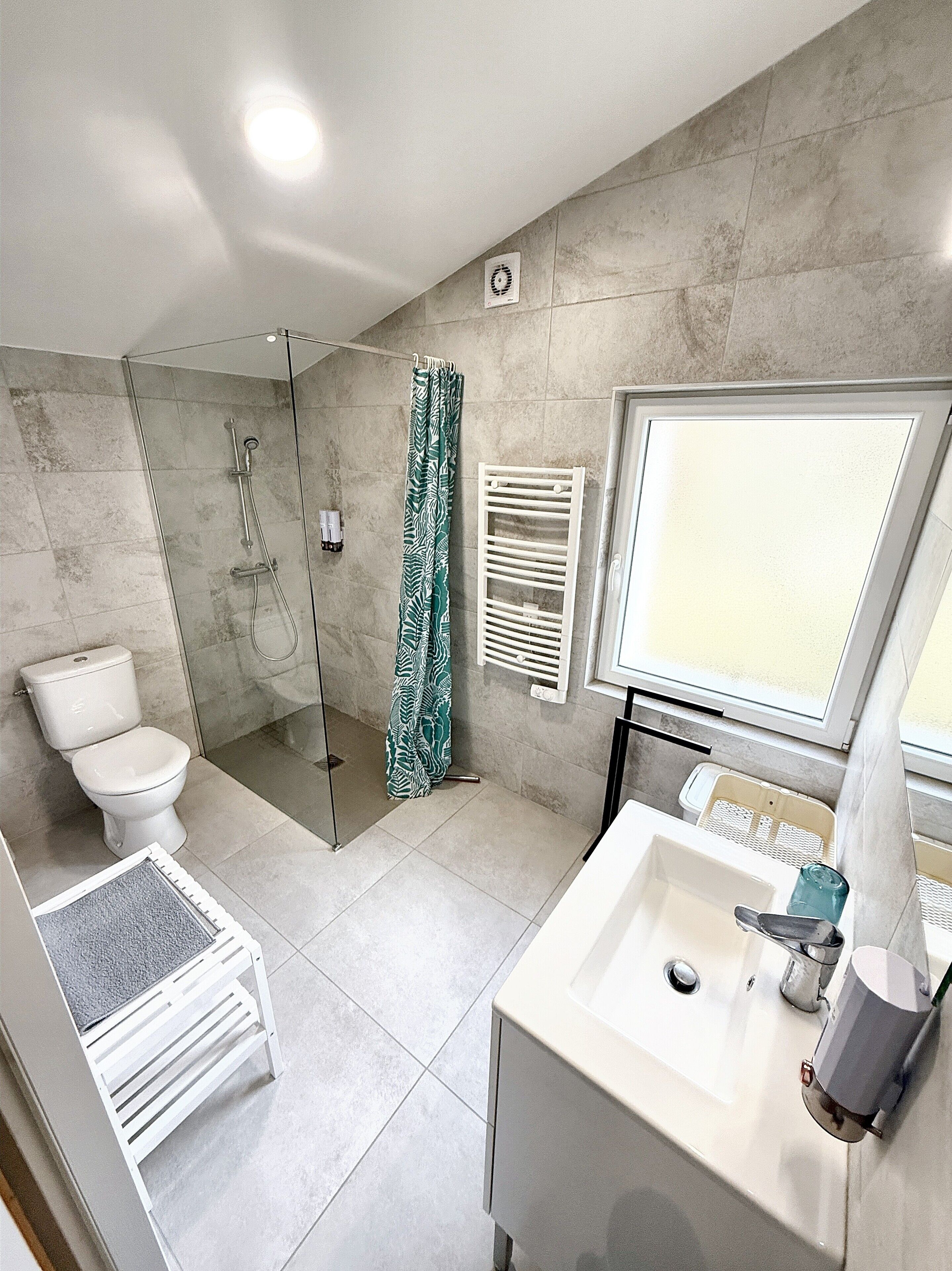 Douche, sèche-cheveux, serviettes fournies, savon