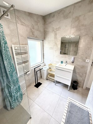 Shower, hair dryer, towels, soap - Maison de charme à Nyons au milieu des vignes (Nyons)