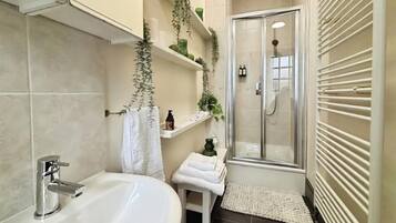 Combined shower/tub, deep soaking tub, hair dryer, towels