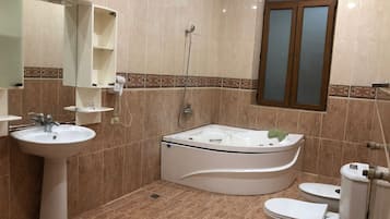 Quarto conforto, vista para a cidade | Banheiro | Secador de cabelo, toalhas de banho, sabonete, shampoo