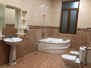 コンフォート ルーム シティビュー | バスルーム | ヘアドライヤー、タオル、石鹸、シャンプー