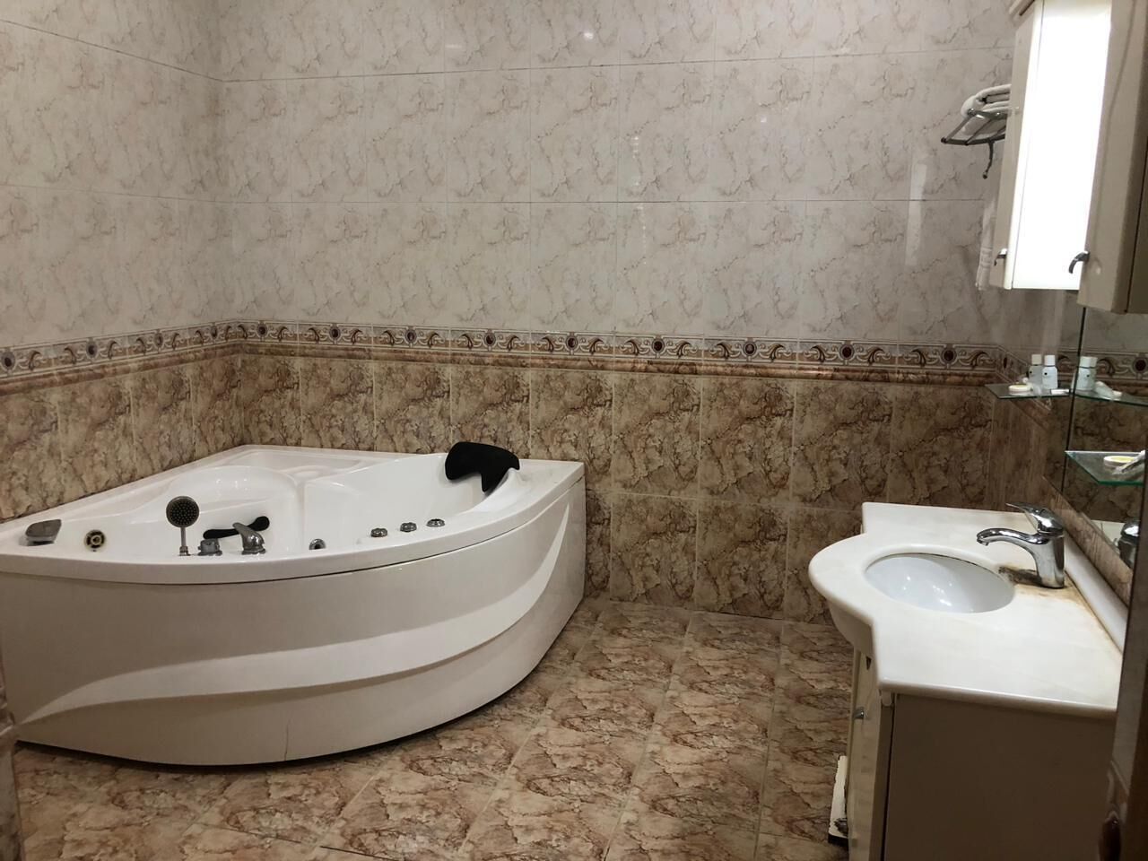Kamar Comfort, pemandangan kota | Kamar mandi | Pengering rambut, handuk, sabun, dan sampo