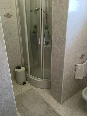 Douche, sèche-cheveux, serviettes fournies, papier toilette