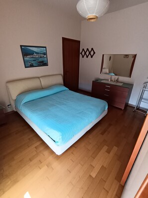 2 chambres, bureau, fer et planche à repasser, lit parapluie