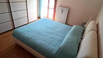 2 habitaciones, escritorio y tabla de planchar con plancha