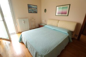 2 عدّة غرف نوم ومكتب ومكواة/لوح كي وسرير سفر