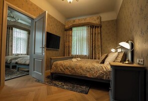 Family Room | Iron/ironing board, free WiFi
