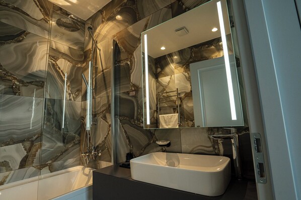 Chambre familiale | Salle de bain | Douche, séchoir à cheveux, pantoufles, serviettes fournies