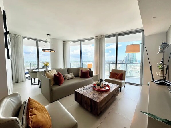 Smart TV - STUNNING corner unit, 1B 1B at LYFE RESORT AND RESIDENCES with Ocean View (Hollywood)