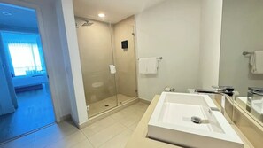 Haartrockner, Handtücher, Seife, Toilettenpapier