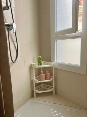Bruser, hårtørrer, bidet, håndklæder