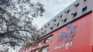 Un bâtiment à la façade rouge et doté de nombreuses fenêtres.