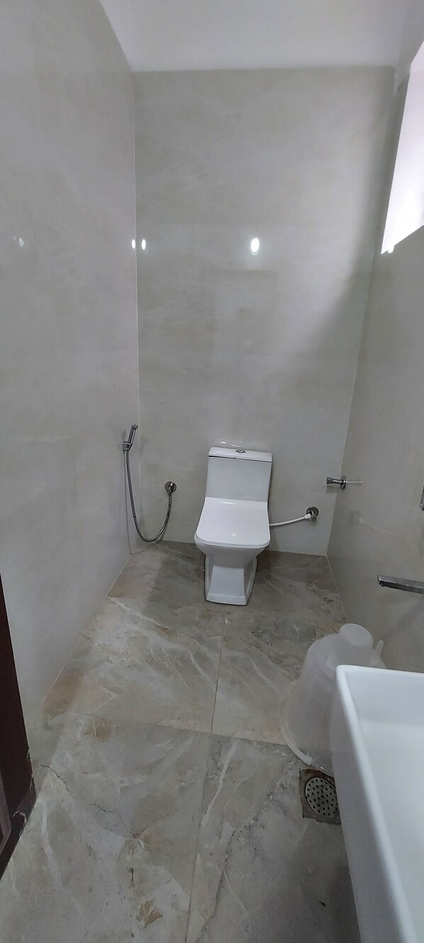 Un baño pequeño con azulejos, un inodoro, ducha y bañera.