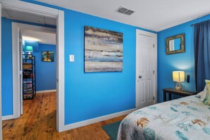 3 bedrooms, desk, iron/ironing board, free WiFi - 3BD TINY HOME+Pets OK+W/D+Extended Stay Discounts (Rockport)