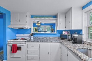 Fridge, microwave, oven, stovetop - 3BD TINY HOME+Pets OK+W/D+Extended Stay Discounts (Rockport)