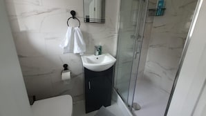 A bathroom with a toilet, sink, and shower. - Private Room, Sleeps 2 With Ensuite & Parking (Birmingham)