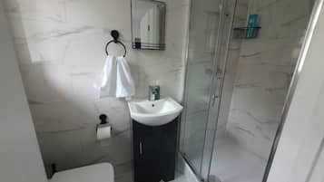 Regadera, amenidades de baño gratuitas, secadora de cabello, toallas