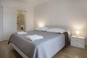 6 chambres, bureau, fer et planche à repasser, lit parapluie