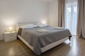 6 chambres, bureau, fer et planche à repasser, lit parapluie