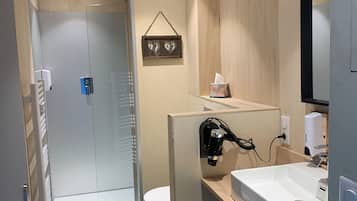 Een douche, een haardroger, handdoeken, zeep