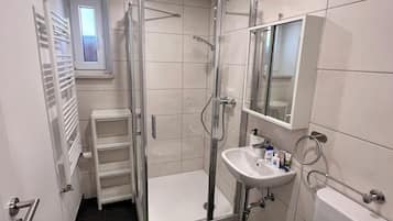 Suihku, hiustenkuivaaja, pyyhkeet, saippua