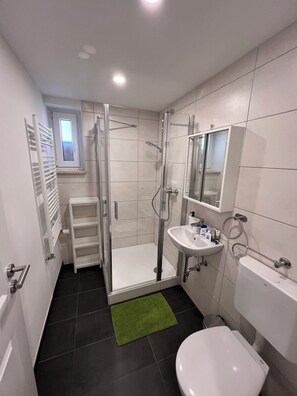 Een douche, een haardroger, handdoeken, zeep
