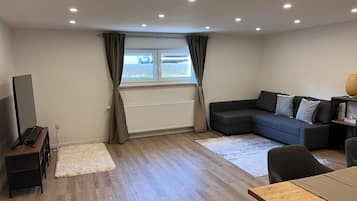 Älytelevisio, takka, videopelejä, pöytäjalkapallopöytä