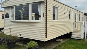 Chalet | Exterior - 3 bed With Balcony on Lido Beach (Prestatyn)