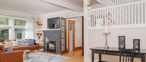 Una televisión, una chimenea, una oficina