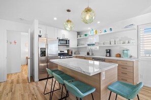 Fridge, microwave, oven, stovetop - Mission Beach 3BR with Rooftop and Hot Tub (San Diego)