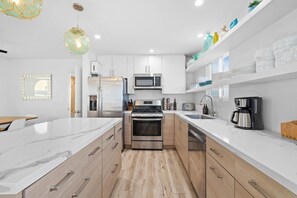 Køleskab, mikrobølgeovn, ovn, kogeplade