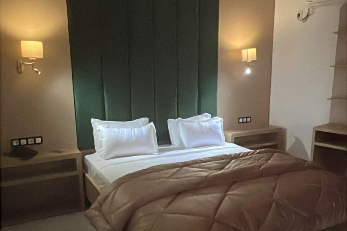 In-room safe, desk, laptop workspace, free WiFi