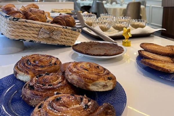 Termasuk sarapan bufet setiap hari
