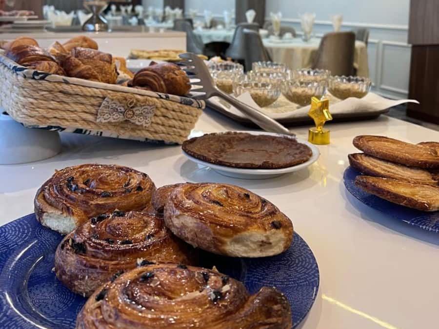 Café da manhã com buffet grátis todos os dias
