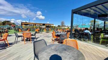 Cabaña | Restaurante al aire libre
