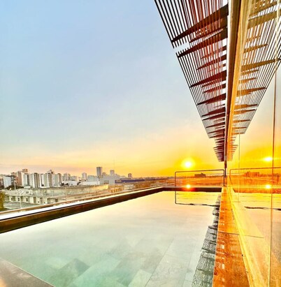 Beautiful City Center Condo, King bed, Pool, Gym and Social Area with Spectacular Views