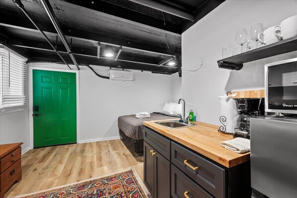 1 bedroom, desk, iron/ironing board, travel crib - The Walnut Suites - The Emerald Suite (Pittsburgh)