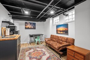 TV, offices - The Walnut Suites - The Emerald Suite (Pittsburgh)