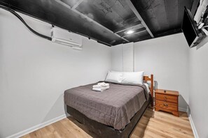 1 bedroom, desk, iron/ironing board, travel crib - The Walnut Suites - The Emerald Suite (Pittsburgh)