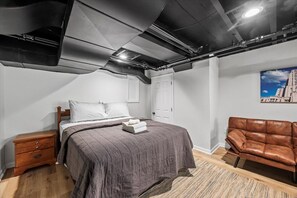1 chambre, bureau, fer et planche à repasser, lit de béb é portatif