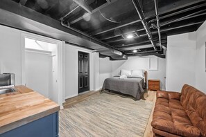 1 Schlafzimmer, Schreibtisch, Bügeleisen/Bügelbrett, Reisekinderbett