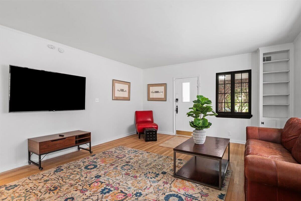 Televisión y oficina 