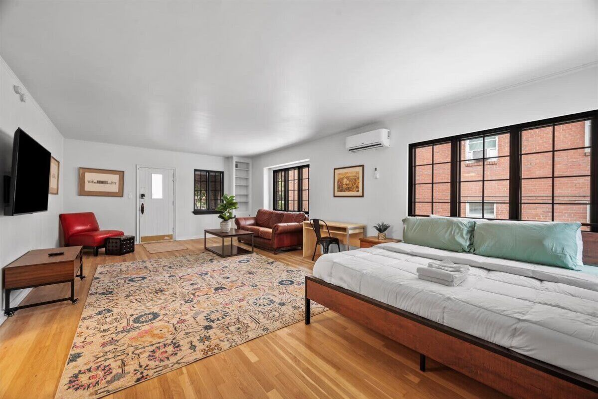 1 間睡房、書桌、熨斗/熨衫板、可攜式嬰兒床