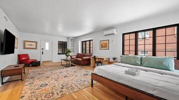 1 間睡房、書桌、熨斗/熨衫板、可攜式嬰兒床