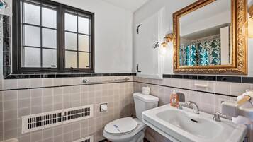 Een douche, een haardroger, handdoeken