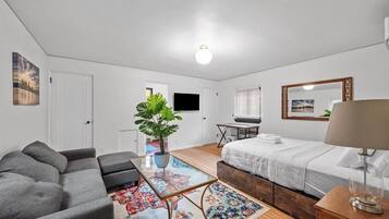 1 slaapkamer, een bureau, een strijkplank/strijkijzer, reisbedje