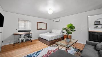 1 slaapkamer, een bureau, een strijkplank/strijkijzer, reisbedje