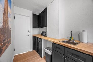 Refrigerador, microondas, cafetera y tetera y utensilios de cocina 