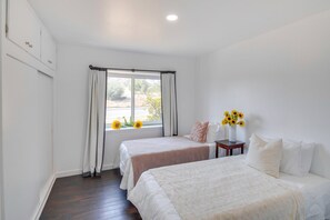 4 makuuhuonetta, silitysrauta/-lauta, ilmainen Wi-Fi, vuodevaatteet